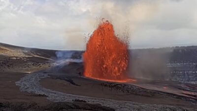 夏威夷火山爆发！熔岩喷泉场面震撼