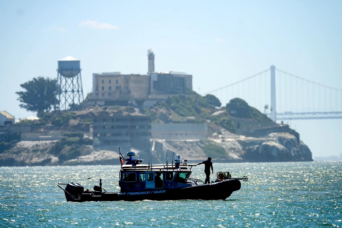 旧金山湾游艇沉没酿悲剧：20人出海祭奠遇险，1死3失踪，目击者：“有人拼命敲窗想逃出来”